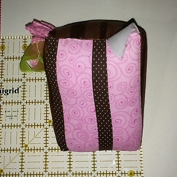NWOT Slice Of Cake Lady Bags Pincushion - Picture 7 of 7